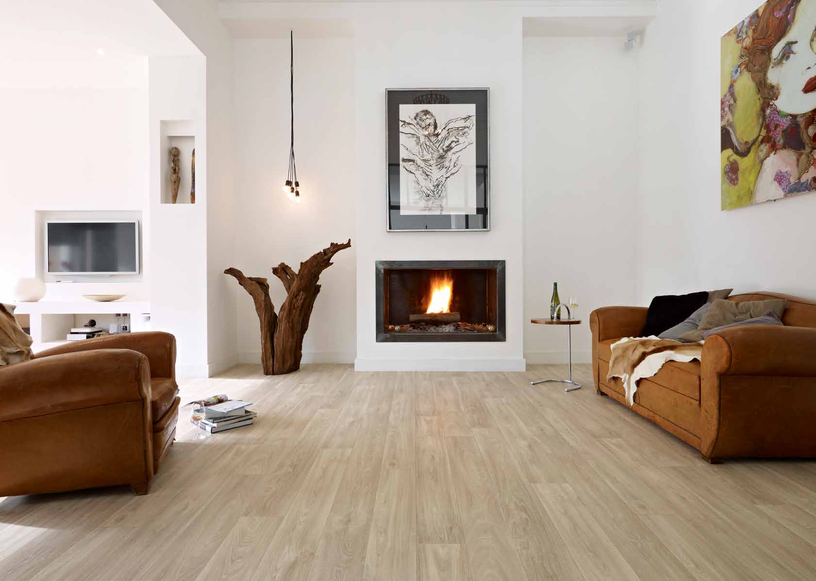 Pavimento SPC AC5 5,5 mm effetto legno rovere chiaro, posa a listone in soggiorno contemporaneo